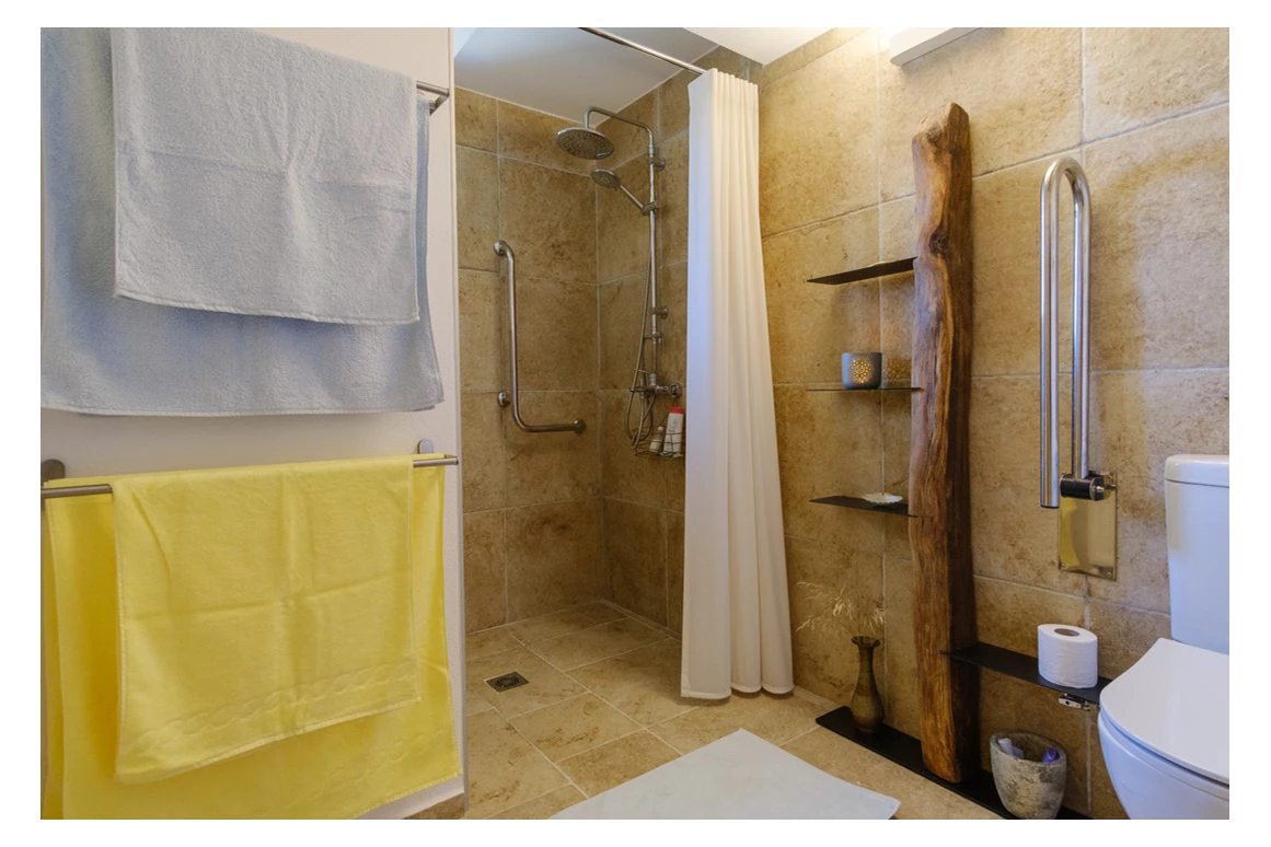 Rollstuhl-Urlaub: Walk-in-Dusche im Untergeschoss - Ferienhaus Spiti Eleni