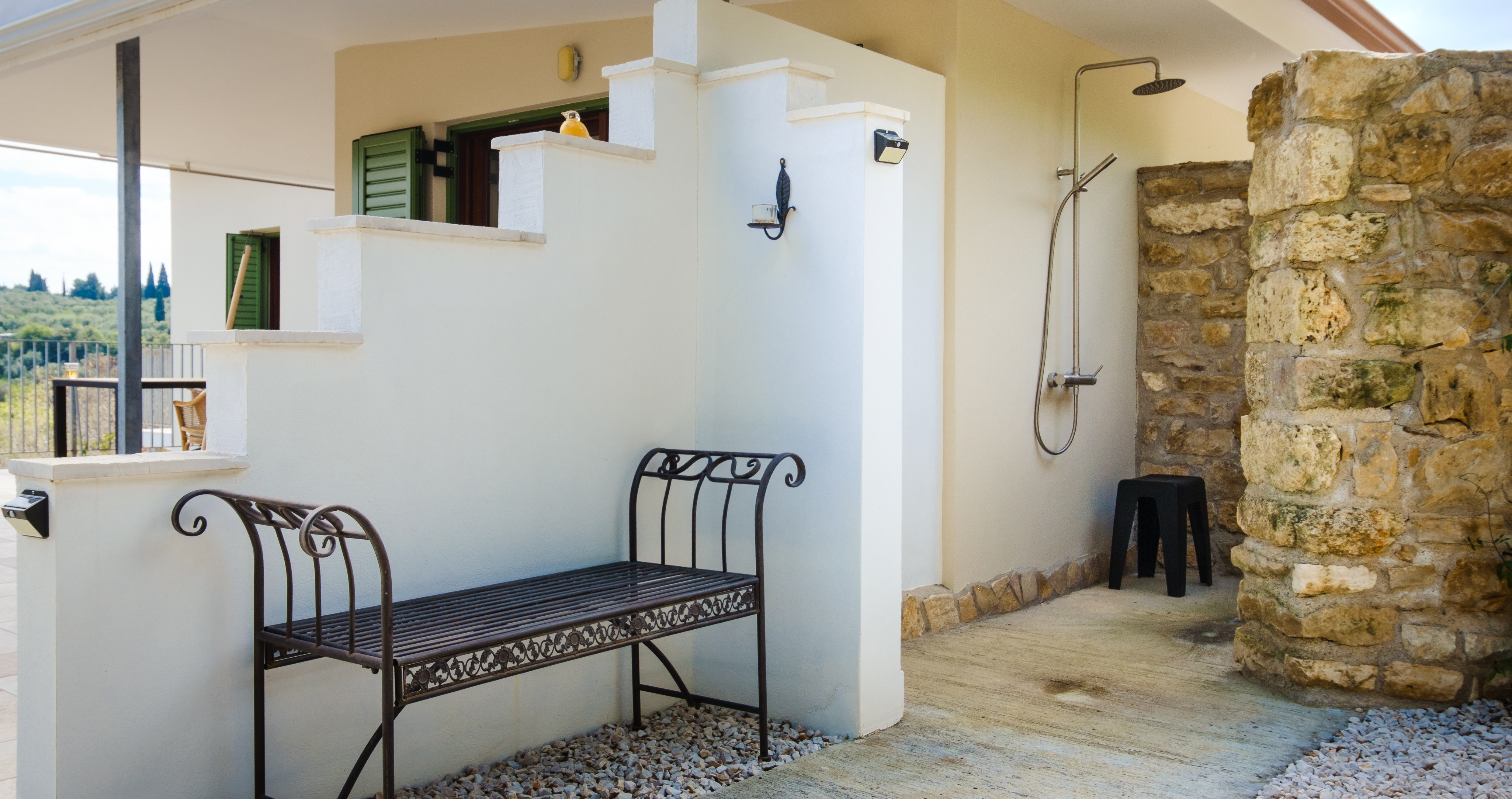 Rollstuhl-Urlaub: rollstuhlgerechte Außendusche mit Warm- und Kaltwasser; eine weitere Außendusche mit den selben Merkmalen befindet sich neben der Südterrasse im Untergeschoss - Ferienhaus Spiti Eleni  