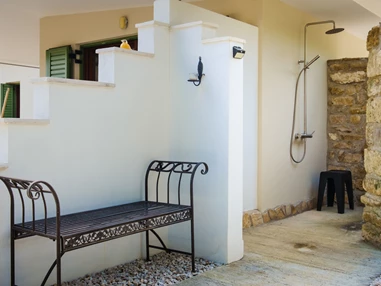 Rollstuhl-Urlaub: rollstuhlgerechte Außendusche mit Warm- und Kaltwasser; eine weitere Außendusche mit den selben Merkmalen befindet sich neben der Südterrasse im Untergeschoss - Ferienhaus Spiti Eleni