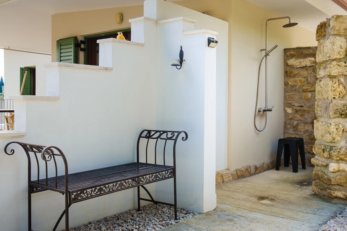 Rollstuhl-Urlaub: rollstuhlgerechte Außendusche mit Warm- und Kaltwasser; eine weitere Außendusche mit den selben Merkmalen befindet sich neben der Südterrasse im Untergeschoss - Ferienhaus Spiti Eleni