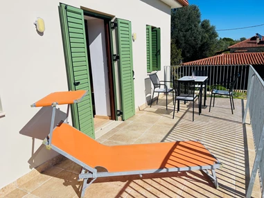 Rollstuhl-Urlaub: Südbalkon; Zugang vom Wohn-/Essbereich - Ferienhaus Spiti Eleni