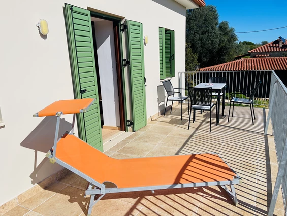 Rollstuhl-Urlaub: Südbalkon; Zugang vom Wohn-/Essbereich - Ferienhaus Spiti Eleni