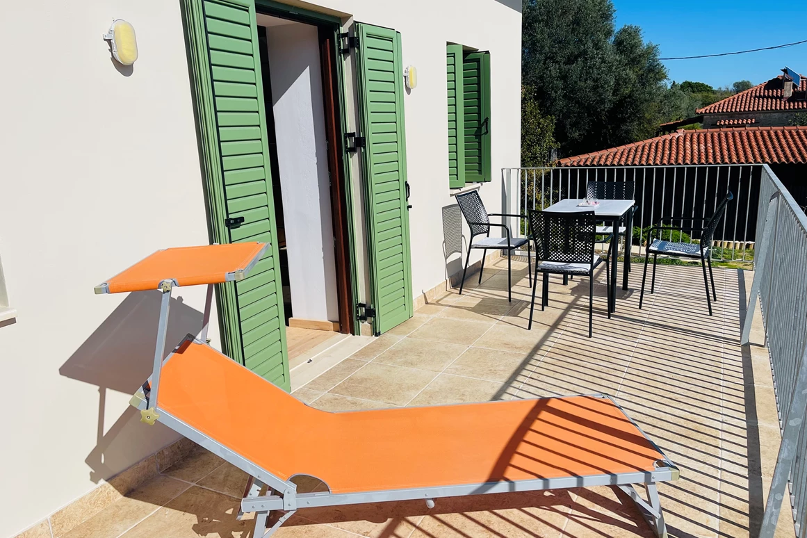 Rollstuhl-Urlaub: Südbalkon; Zugang vom Wohn-/Essbereich - Ferienhaus Spiti Eleni