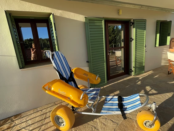 Rollstuhl-Urlaub: Baderollstuhl - Ferienhaus Spiti Eleni