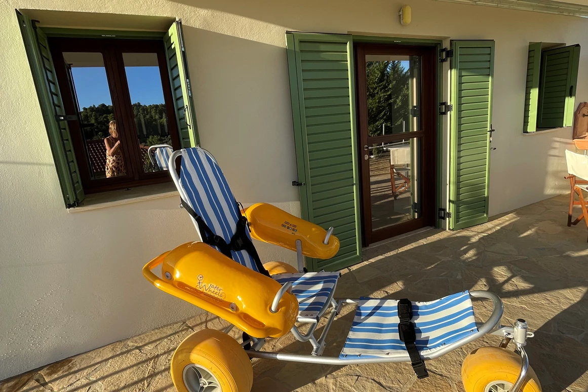 Rollstuhl-Urlaub: Baderollstuhl - Ferienhaus Spiti Eleni
