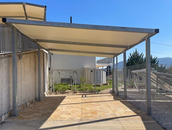 Rollstuhl-Urlaub: Carport Untergeschoss, barrierefreier Zugang in den Garten und zum Untergeschoss - Ferienhaus Spiti Eleni