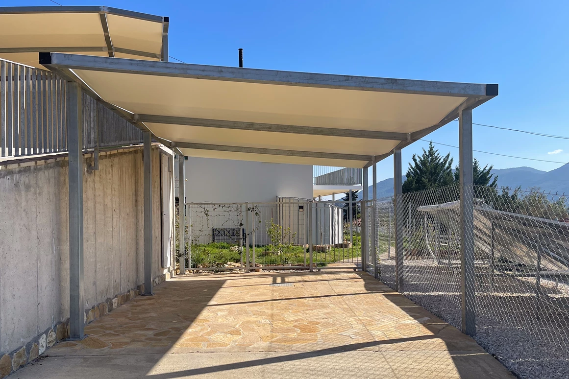 Rollstuhl-Urlaub: Carport Untergeschoss, barrierefreier Zugang in den Garten und zum Untergeschoss - Ferienhaus Spiti Eleni