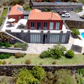Rollstuhl-Urlaub: Villa + Pool von Westen - Heli Aufnahme - Villa Atlantico mit beheiztem Pool und barrierefreiem Eingang