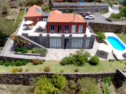 Rollstuhlgerechte Unterkunft - Unterkunftsart: Ferienhaus - Villa + Pool von Westen - Heli Aufnahme - Villa Atlantico mit beheiztem Pool und barrierefreiem Eingang