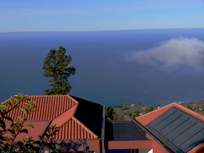 Rollstuhlgerechte Unterkunft - Unterkunftsart: Ferienhaus - Dachlandschaft und Atlantik - Villa Atlantico mit beheiztem Pool und barrierefreiem Eingang