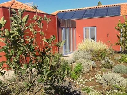 Rollstuhlgerechte Unterkunft - Unterkunftsart: Ferienhaus - Eingangsbereich und Vorgarten - Villa Atlantico mit beheiztem Pool und barrierefreiem Eingang