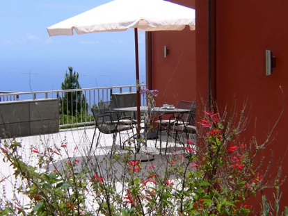 Rollstuhlgerechte Unterkunft - Unterkunftsart: Ferienhaus - Südterrasse mit Schirm - Villa Atlantico mit beheiztem Pool und barrierefreiem Eingang