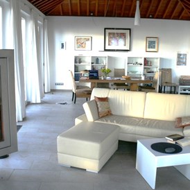 Rollstuhl-Urlaub: Wohnbereich, drehbarer Innenkamin - Villa Atlantico mit beheiztem Pool und barrierefreiem Eingang