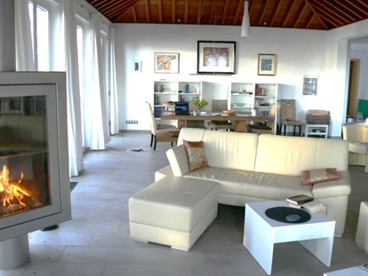 Rollstuhlgerechte Unterkunft - Unterkunftsart: Ferienhaus - Wohnbereich, drehbarer Innenkamin - Villa Atlantico mit beheiztem Pool und barrierefreiem Eingang