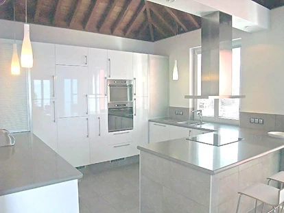 Rollstuhlgerechte Unterkunft - Unterkunftsart: Ferienhaus - Küche - Villa Atlantico mit beheiztem Pool und barrierefreiem Eingang