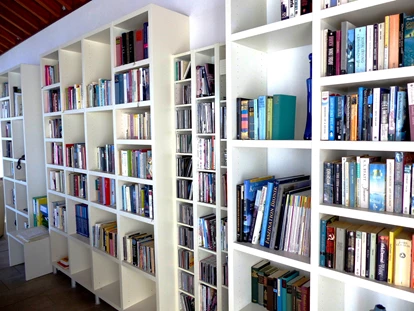 Rollstuhlgerechte Unterkunft - Unterkunftsart: Ferienhaus - ein paar Bücher, CDs, DVDs - Villa Atlantico mit beheiztem Pool und barrierefreiem Eingang