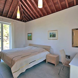 Rollstuhl-Urlaub: Schlafzimmer mit direktem Zugang zum Bad - Villa Atlantico mit beheiztem Pool und barrierefreiem Eingang