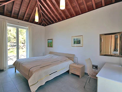 Rollstuhlgerechte Unterkunft - Unterkunftsart: Ferienhaus - Schlafzimmer mit direktem Zugang zum Bad - Villa Atlantico mit beheiztem Pool und barrierefreiem Eingang