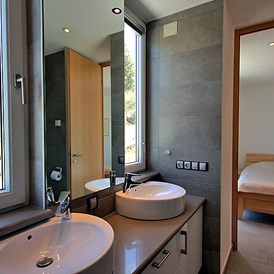 Rollstuhl-Urlaub: Doppelwaschbecken im Bad, Schlafzimmer - Villa Atlantico mit beheiztem Pool und barrierefreiem Eingang