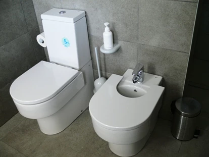 Rollstuhlgerechte Unterkunft - Unterkunftsart: Ferienhaus - Baddetail - Toilette und Bidet - Villa Atlantico mit beheiztem Pool und barrierefreiem Eingang
