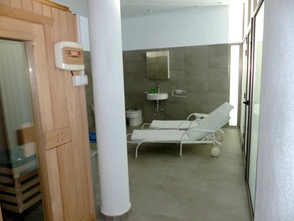Rollstuhlgerechte Unterkunft - Unterkunftsart: Ferienhaus - Sauna - Ruhebereich mit Regendusche, Waschbecken, WC und Bidet - Villa Atlantico mit beheiztem Pool und barrierefreiem Eingang