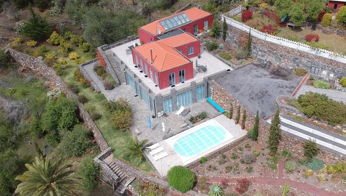 Rollstuhl-Urlaub: Dronenbild von Süden - Villa Atlantico mit beheiztem Pool und barrierefreiem Eingang