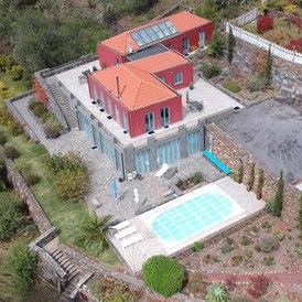 Rollstuhl-Urlaub: Dronenbild von Süden - Villa Atlantico mit beheiztem Pool und barrierefreiem Eingang