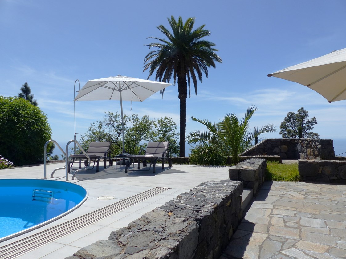 Rollstuhl-Urlaub: Terrasse am Pool - Villa Atlantico mit beheiztem Pool und barrierefreiem Eingang