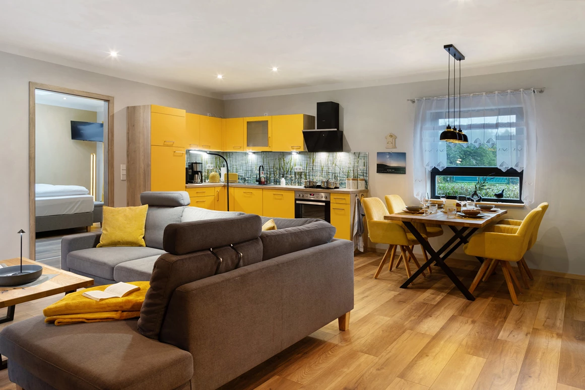 Rollstuhl-Urlaub: Die vollausgestattete Einbauküche ladet zum Kochen und genießen ein.
Die gemütliche Esstischgarnitur wartet auf Sie zum gemeinsamen Essen, Spieleabend oder ...... - Ferienhaus "Milchstraße" im Natur- und Sternenpark Westhavelland