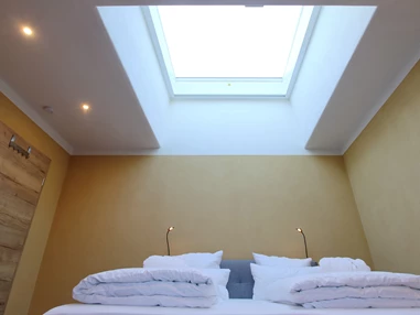 Rollstuhl-Urlaub: Im Schlafzimmer 1 erwartet Sie ein einzigartiger Blick durch das Sternenfenster auf den sternenreichsten Nachthimmel Deutschlands. - Ferienhaus "Milchstraße" im Natur- und Sternenpark Westhavelland