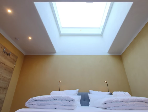 Rollstuhl-Urlaub: Im Schlafzimmer 1 erwartet Sie ein einzigartiger Blick durch das Sternenfenster auf den sternenreichsten Nachthimmel Deutschlands. - Ferienhaus "Milchstraße" im Natur- und Sternenpark Westhavelland