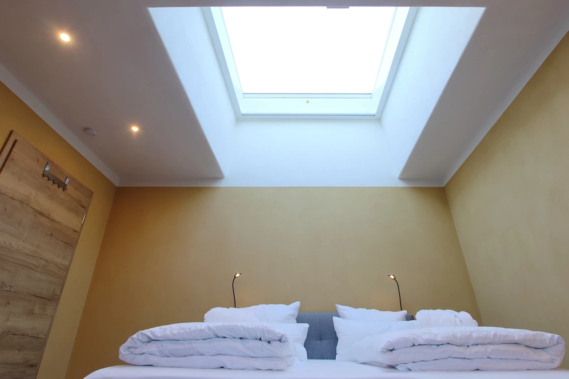 Rollstuhl-Urlaub: Im Schlafzimmer 1 erwartet Sie ein einzigartiger Blick durch das Sternenfenster auf den sternenreichsten Nachthimmel Deutschlands. - Ferienhaus "Milchstraße" im Natur- und Sternenpark Westhavelland