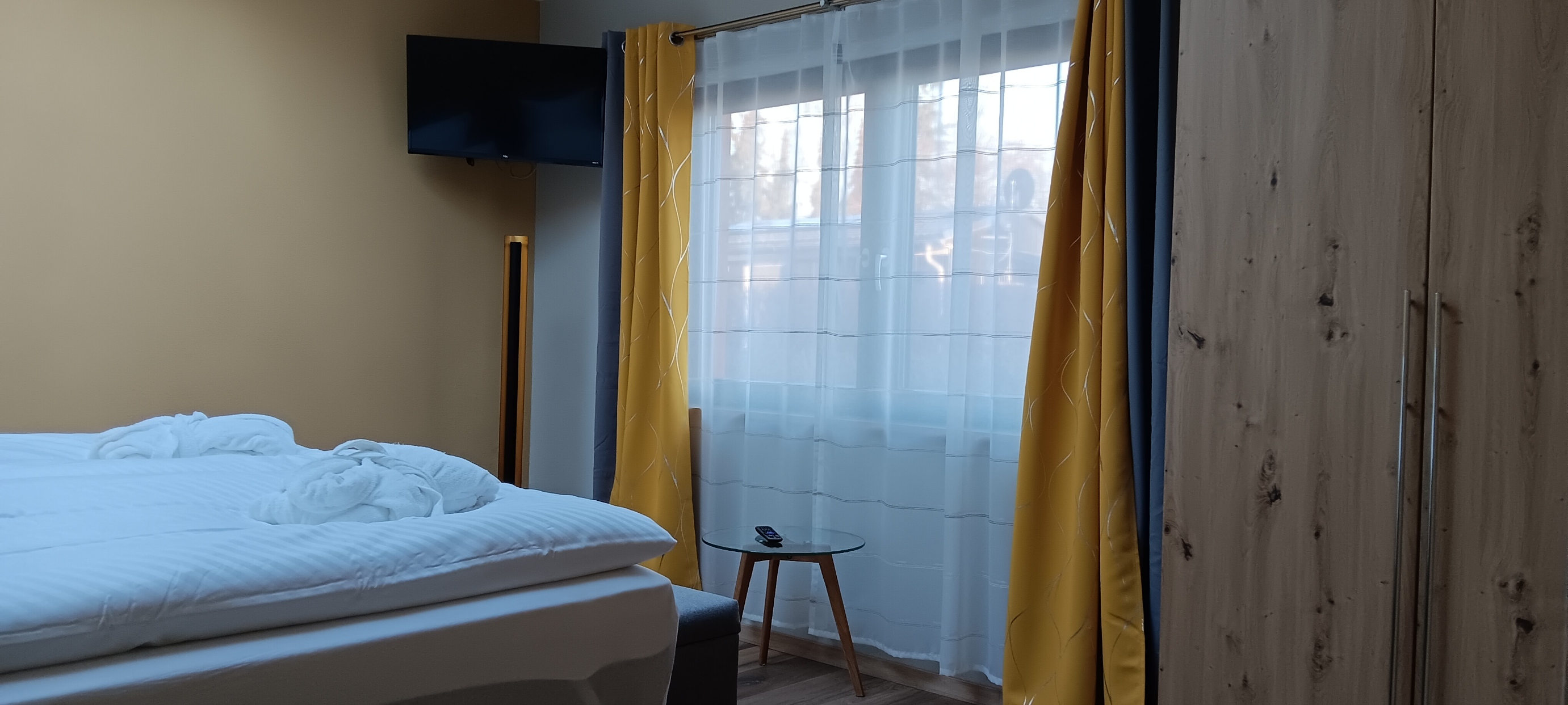 Rollstuhl-Urlaub: Schlafzimmer 1 mit ein Doppelbett. optional kann das Pflegebett mit ein Bett ausgetauscht werden - Ferienhaus "Milchstraße" im Natur- und Sternenpark Westhavelland