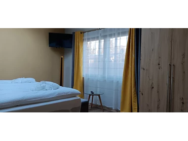 Rollstuhl-Urlaub: Schlafzimmer 1 mit ein Doppelbett. optional kann das Pflegebett mit ein Bett ausgetauscht werden - Ferienhaus "Milchstraße" im Natur- und Sternenpark Westhavelland