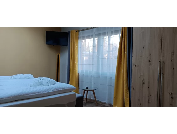 Rollstuhl-Urlaub: Schlafzimmer 1 mit ein Doppelbett. optional kann das Pflegebett mit ein Bett ausgetauscht werden - Ferienhaus "Milchstraße" im Natur- und Sternenpark Westhavelland