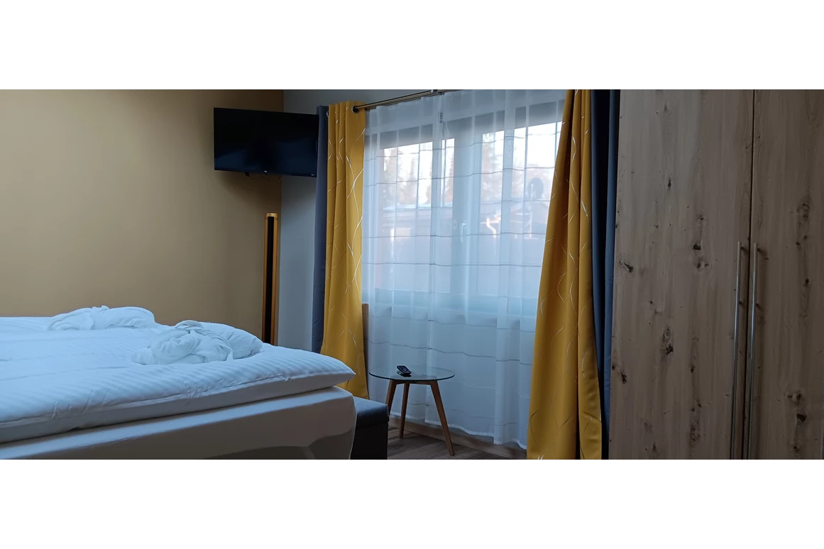 Rollstuhl-Urlaub: Schlafzimmer 1 mit ein Doppelbett. optional kann das Pflegebett mit ein Bett ausgetauscht werden - Ferienhaus "Milchstraße" im Natur- und Sternenpark Westhavelland