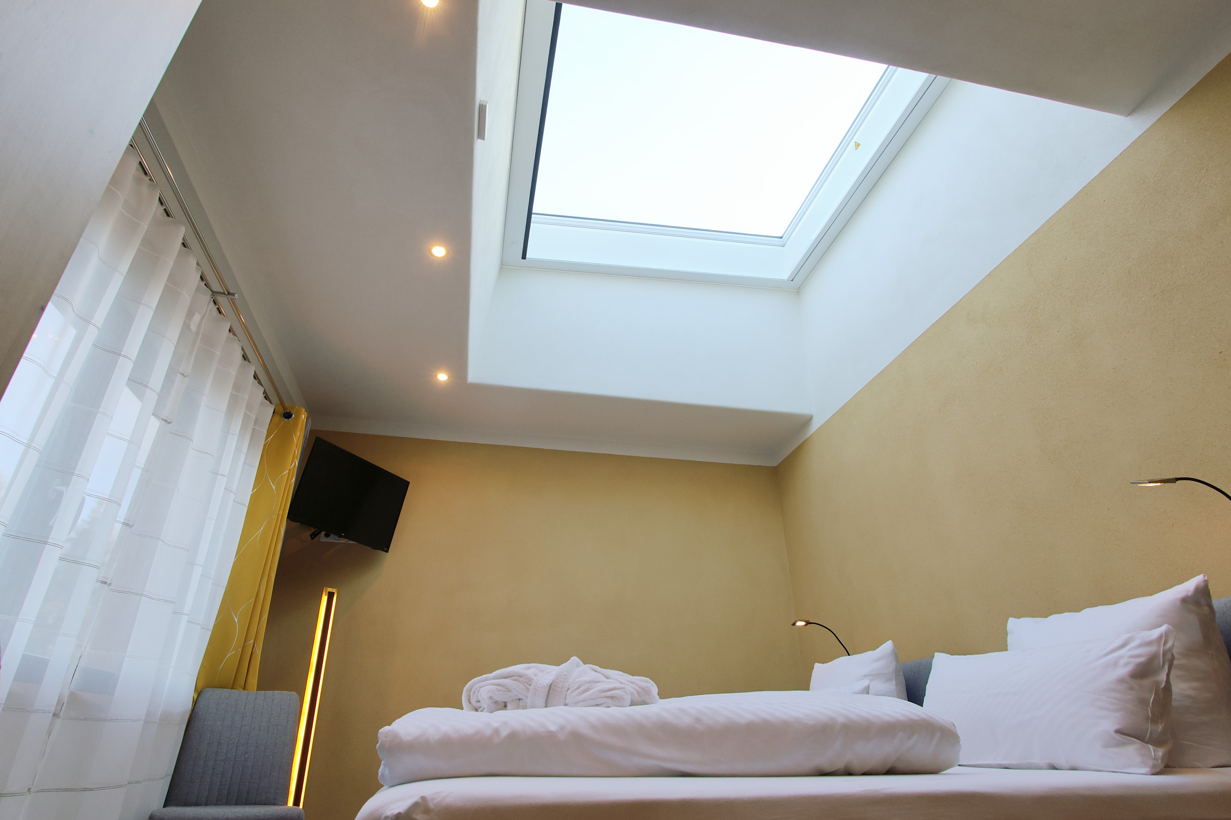 Rollstuhl-Urlaub: Im Schlafzimmer 2  erwartet Sie ein einzigartiger Blick durch das Sternenfenster auf den sternenreichsten Nachthimmel Deutschlands. - Ferienhaus "Milchstraße" im Natur- und Sternenpark Westhavelland