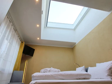 Rollstuhl-Urlaub: Im Schlafzimmer 2  erwartet Sie ein einzigartiger Blick durch das Sternenfenster auf den sternenreichsten Nachthimmel Deutschlands. - Ferienhaus "Milchstraße" im Natur- und Sternenpark Westhavelland