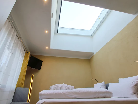 Rollstuhl-Urlaub: Im Schlafzimmer 2  erwartet Sie ein einzigartiger Blick durch das Sternenfenster auf den sternenreichsten Nachthimmel Deutschlands. - Ferienhaus "Milchstraße" im Natur- und Sternenpark Westhavelland