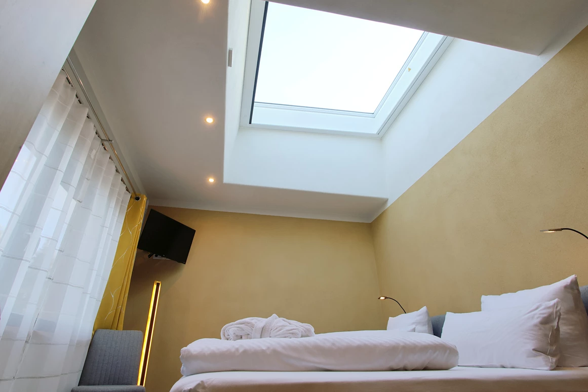 Rollstuhl-Urlaub: Im Schlafzimmer 2  erwartet Sie ein einzigartiger Blick durch das Sternenfenster auf den sternenreichsten Nachthimmel Deutschlands. - Ferienhaus "Milchstraße" im Natur- und Sternenpark Westhavelland