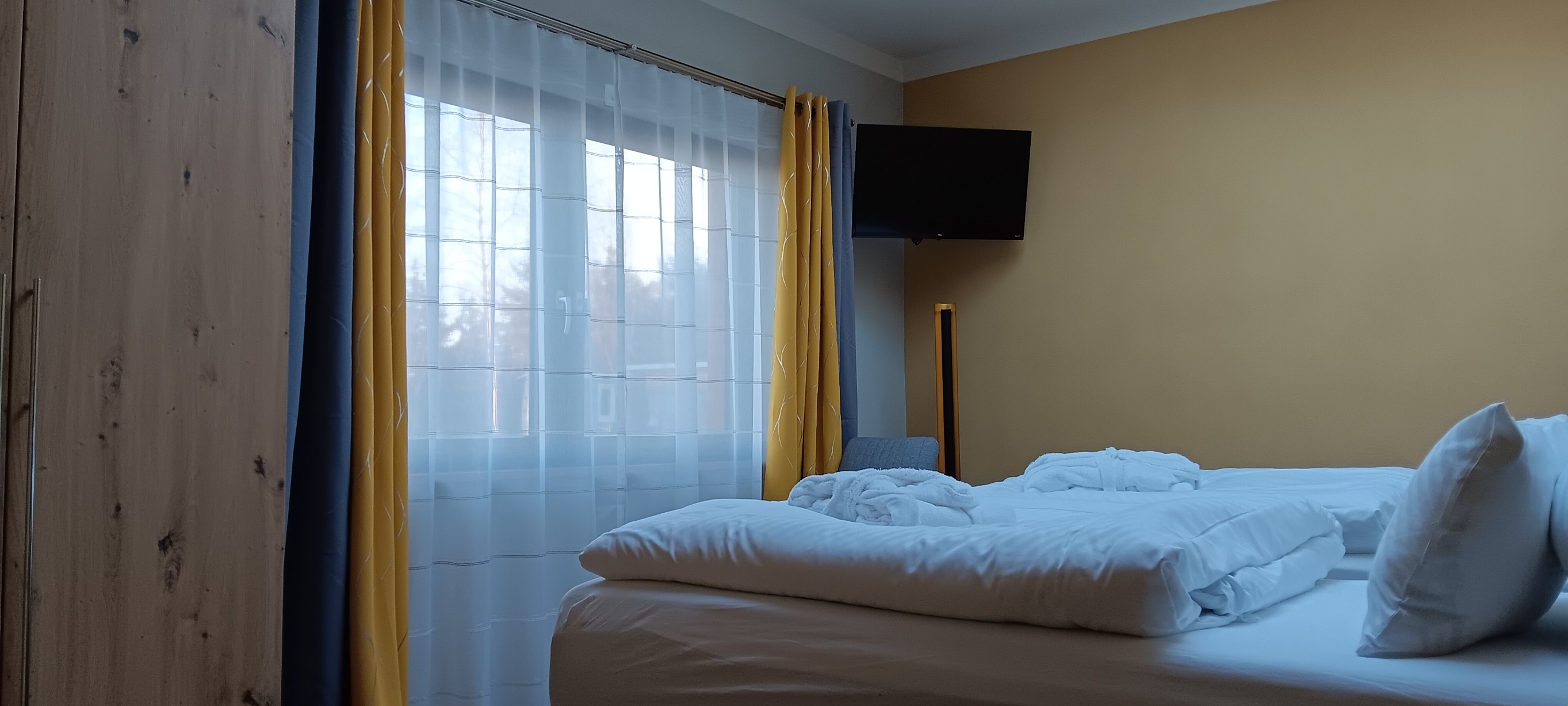 Rollstuhl-Urlaub: Schlafzimmer 2 mit zwei Einzelbetten. Optional kann das Pflegebett mit ein Bett ausgetauscht werden - Ferienhaus "Milchstraße" im Natur- und Sternenpark Westhavelland