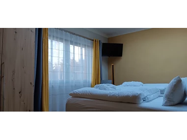 Rollstuhl-Urlaub: Schlafzimmer 2 mit zwei Einzelbetten. Optional kann das Pflegebett mit ein Bett ausgetauscht werden - Ferienhaus "Milchstraße" im Natur- und Sternenpark Westhavelland