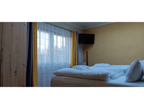 Rollstuhl-Urlaub: Schlafzimmer 2 mit zwei Einzelbetten. Optional kann das Pflegebett mit ein Bett ausgetauscht werden - Ferienhaus "Milchstraße" im Natur- und Sternenpark Westhavelland