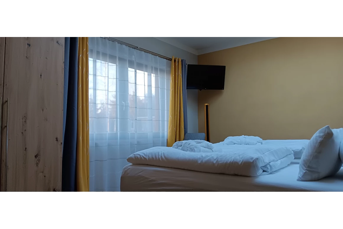 Rollstuhl-Urlaub: Schlafzimmer 2 mit zwei Einzelbetten. Optional kann das Pflegebett mit ein Bett ausgetauscht werden - Ferienhaus "Milchstraße" im Natur- und Sternenpark Westhavelland