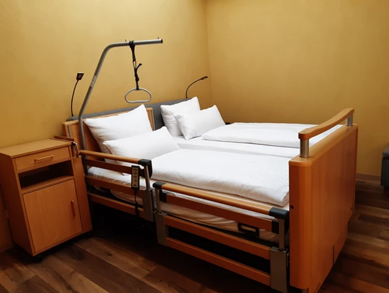 Rollstuhl-Urlaub: Das hochwertige Pflegebett von Burmeier kann in beiden Schlafzimmer ausgetauscht werden. Auch ein Patientenlifter steht zur Verfügung. - Ferienhaus "Milchstraße" im Natur- und Sternenpark Westhavelland