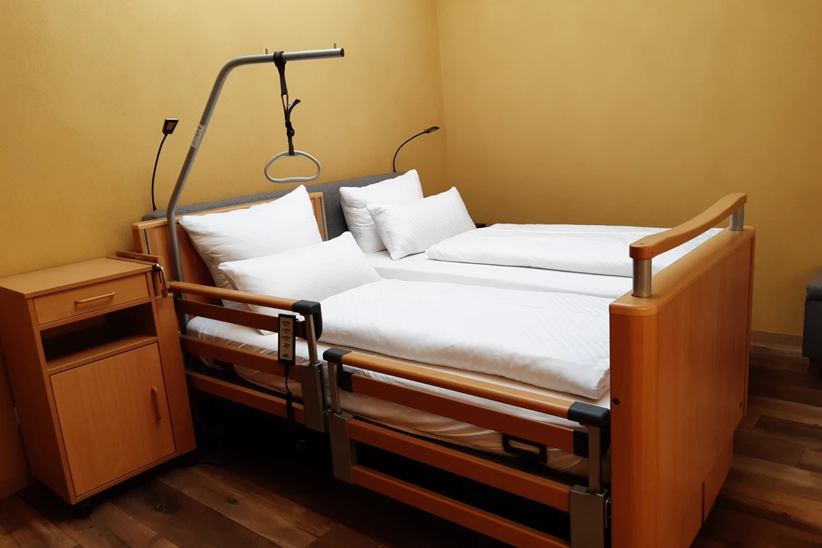 Rollstuhl-Urlaub: Das hochwertige Pflegebett von Burmeier kann in beiden Schlafzimmer ausgetauscht werden. Auch ein Patientenlifter steht zur Verfügung. - Ferienhaus "Milchstraße" im Natur- und Sternenpark Westhavelland