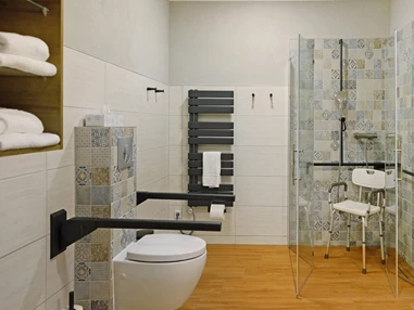 Rollstuhl-Urlaub: Bad mit WC und Klappstützen sowie Dusche und Duschhocker. - Ferienhaus "Milchstraße" im Natur- und Sternenpark Westhavelland