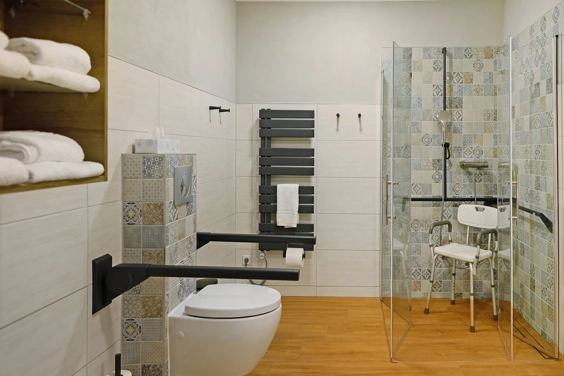 Rollstuhl-Urlaub: Bad mit WC und Klappstützen sowie Dusche und Duschhocker. - Ferienhaus "Milchstraße" im Natur- und Sternenpark Westhavelland