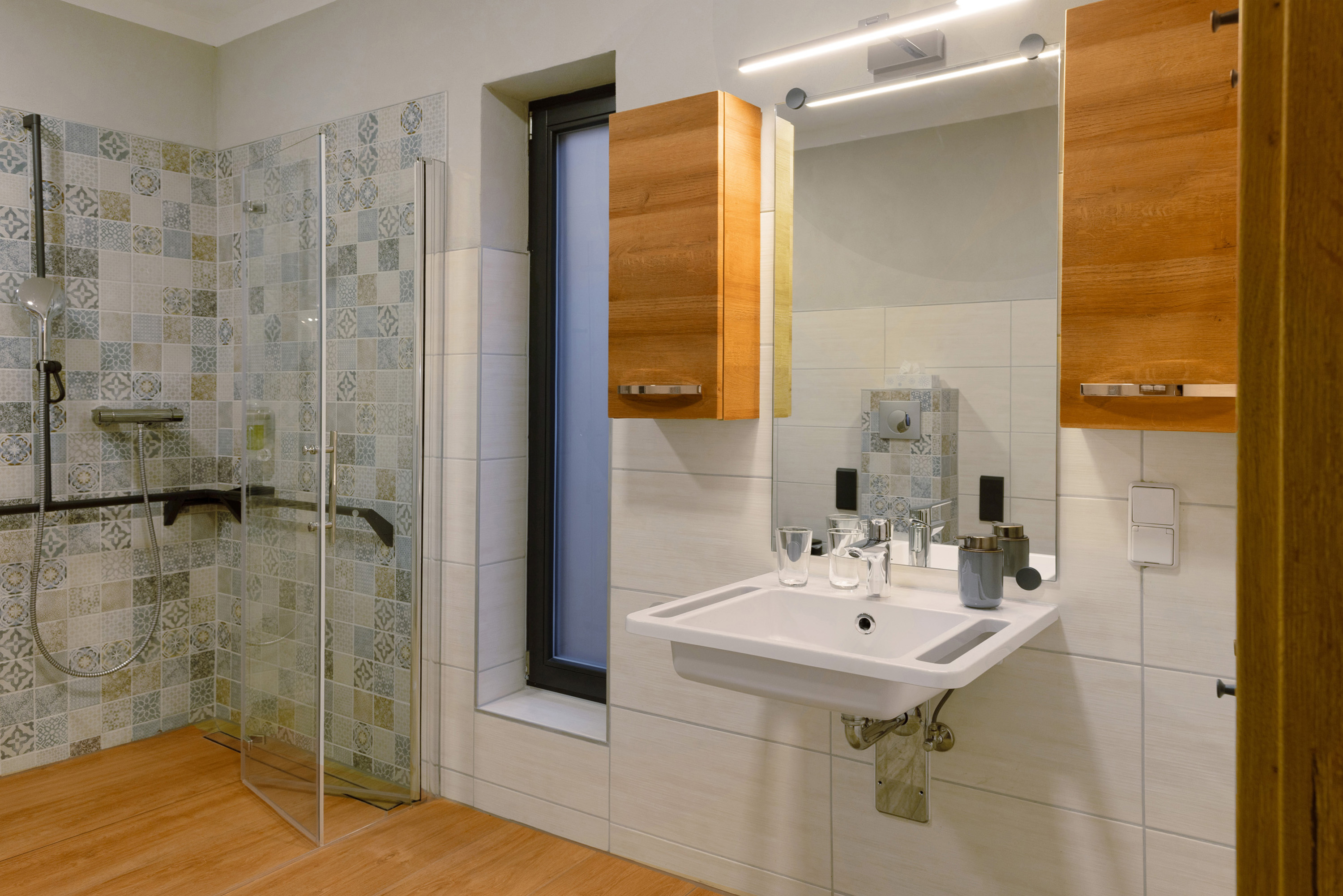 Rollstuhl-Urlaub: Bad mit unterfahrbaren Waschtisch. Optional kann neben den Wandregal und Badschränke, zusätzliche Ablagemöglichkeiten zur Verfügung gestellt werden. - Ferienhaus "Milchstraße" im Natur- und Sternenpark Westhavelland