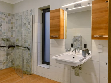 Rollstuhl-Urlaub: Bad mit unterfahrbaren Waschtisch. Optional kann neben den Wandregal und Badschränke, zusätzliche Ablagemöglichkeiten zur Verfügung gestellt werden. - Ferienhaus "Milchstraße" im Natur- und Sternenpark Westhavelland